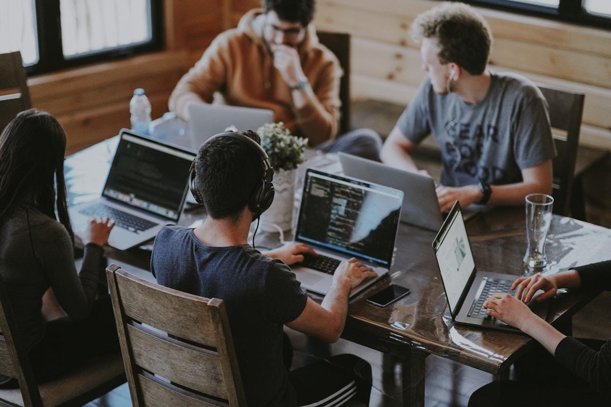Cả nhóm làm việc chung một nhịp: Âm nhạc cho team làm việc từ xa