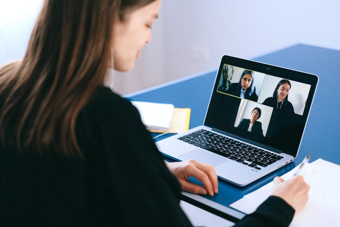 Online Team Building 2026: Làm Sao Để Nhân Viên Remote Cảm Thấy Kết Nối