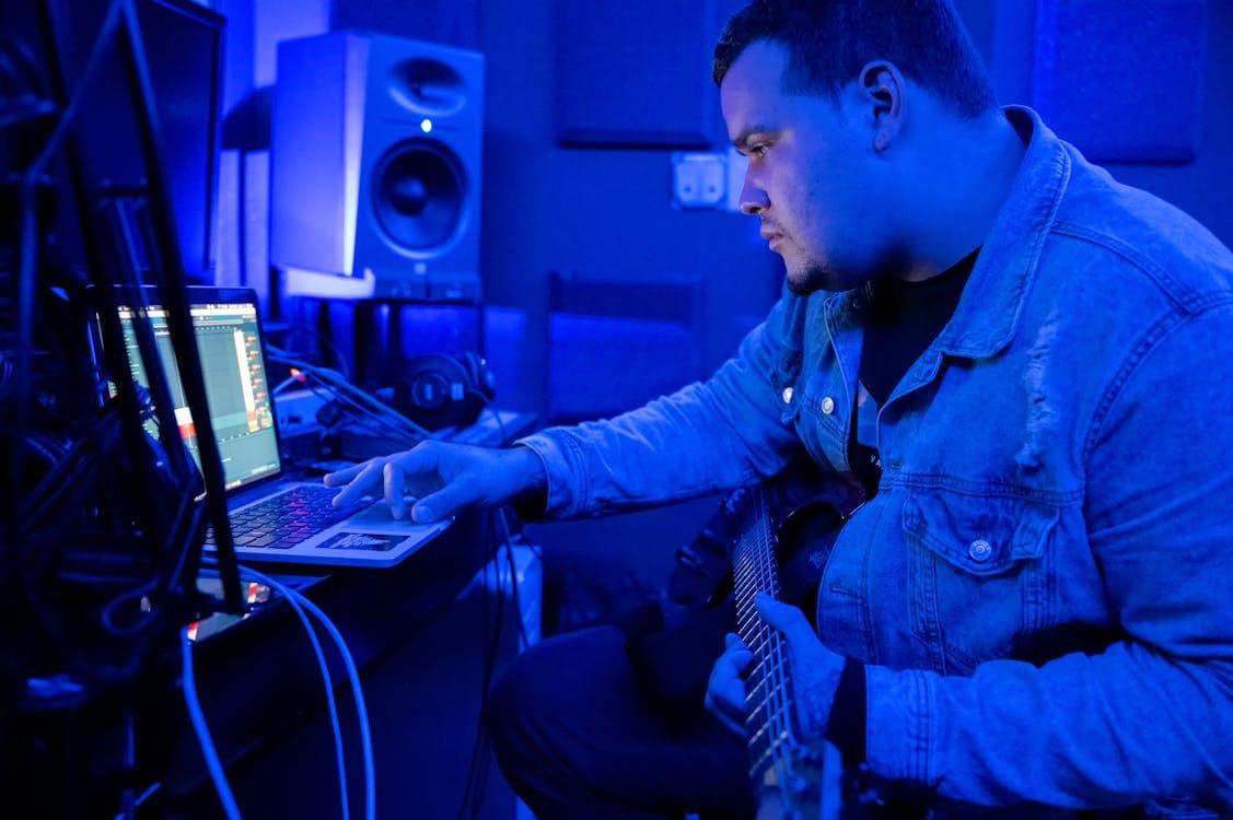 YouTube vs MP3: Định dạng nào tốt hơn khi nghe nhạc nhóm?